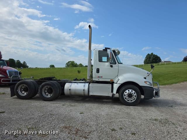 Image of International ProStar Plus 122 equipment image 3