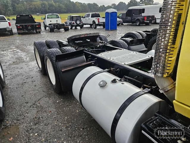 Image of International ProStar Plus 122 equipment image 4