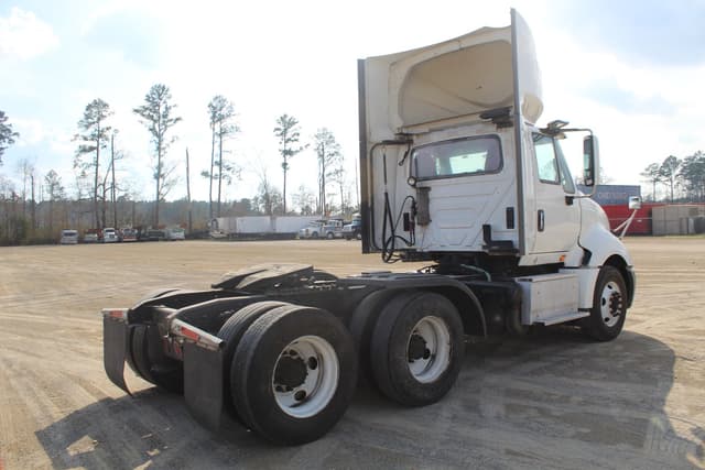 Image of International ProStar Plus 122 equipment image 2