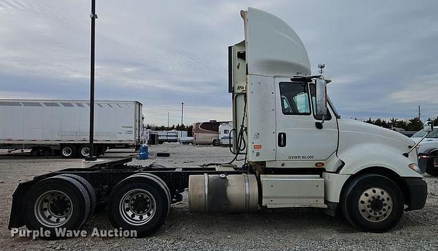 Image of International ProStar Plus 122 equipment image 3