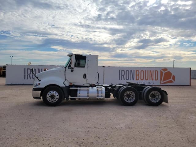 Image of International ProStar Plus 122 equipment image 1