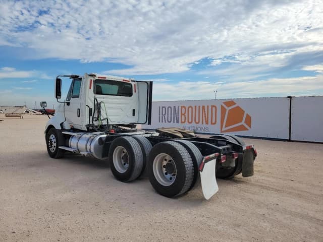 Image of International ProStar Plus 122 equipment image 2