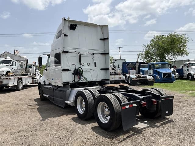 Image of International Prostar Plus equipment image 2
