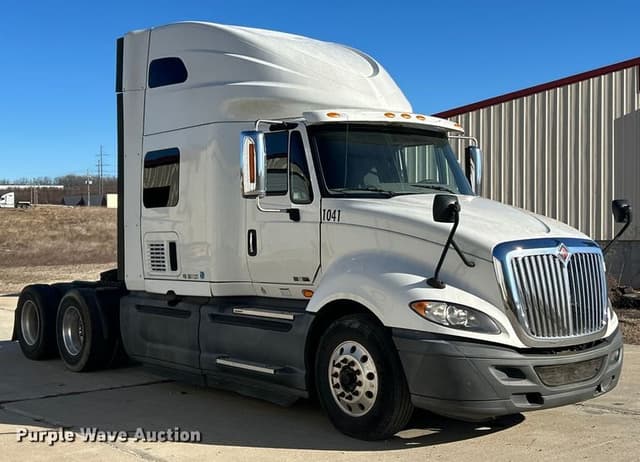 Image of International ProStar Plus 122 equipment image 2