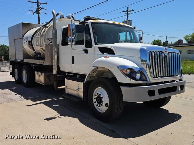 Image of International Workstar 7400 equipment image 2