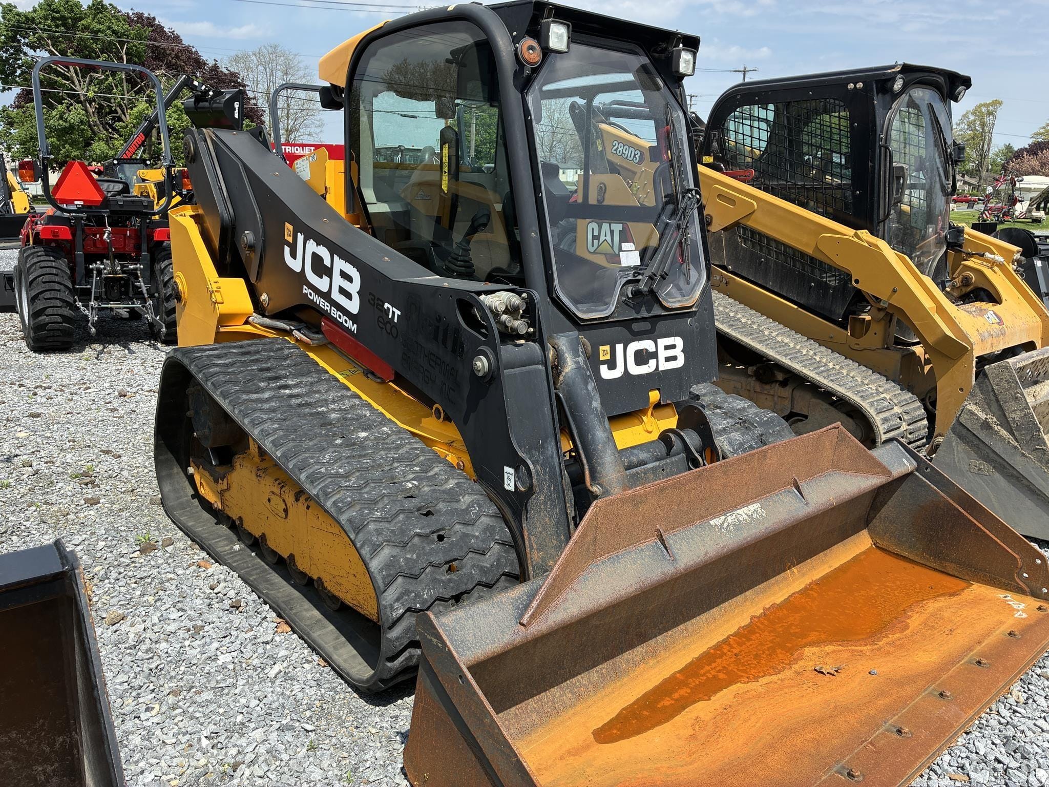 2016 JCB 320T Equipment Image0