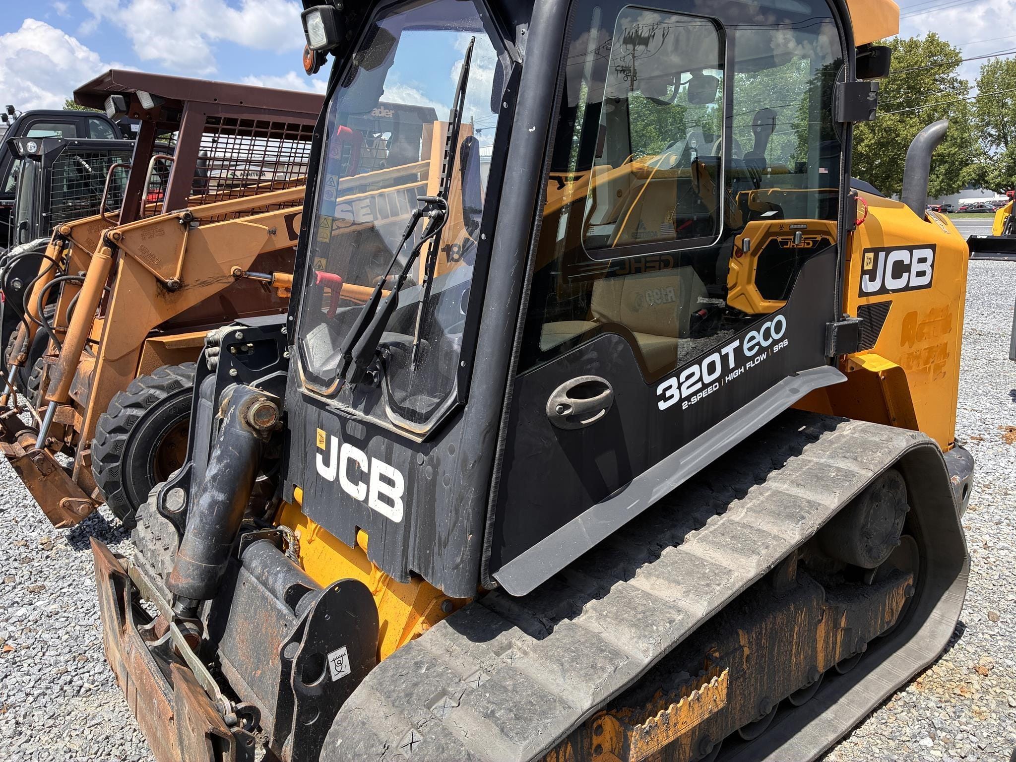 2016 JCB 320T Equipment Image0