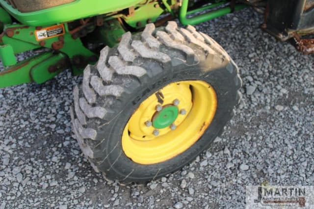Image of John Deere 3033R equipment image 4