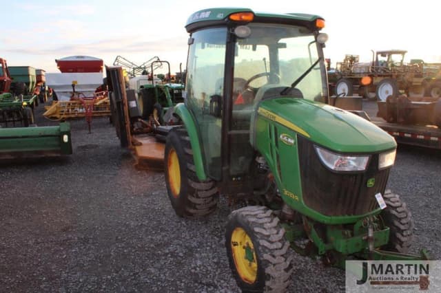 Image of John Deere 3033R equipment image 1