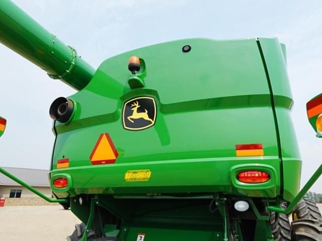 Image of John Deere S680 equipment image 4