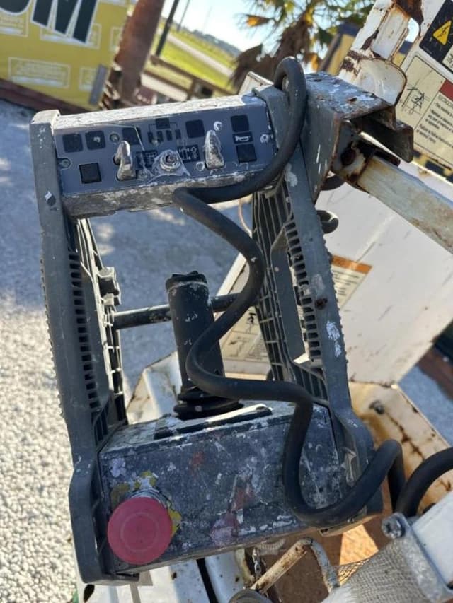 Image of JLG 2032ES equipment image 4