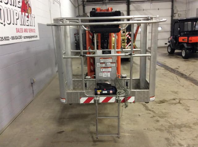 Image of JLG X600AJ equipment image 2