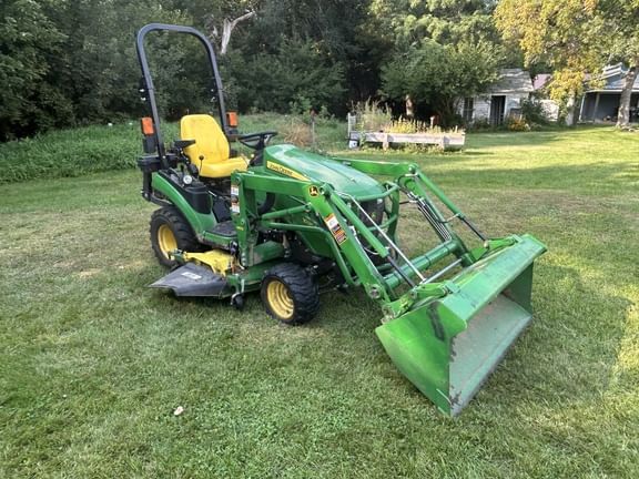 2016 John Deere 1025R Equipment Image0