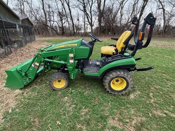 2016 John Deere 1025R Equipment Image0