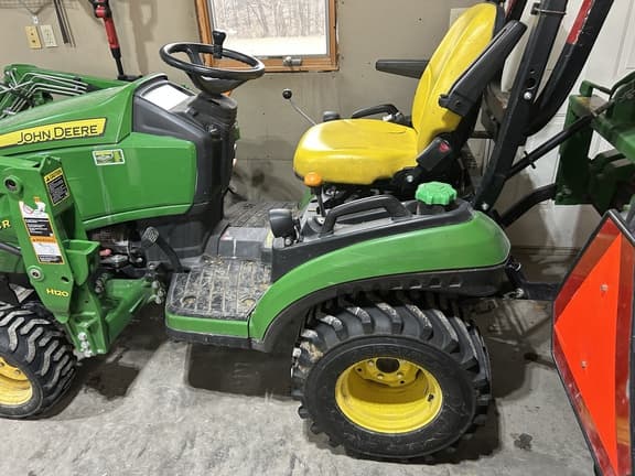 Image of John Deere 1025R equipment image 3