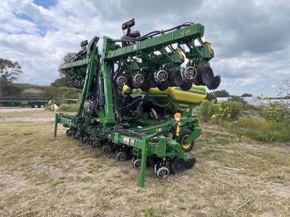 Image of John Deere 1725 equipment image 2