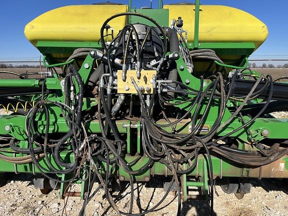 Image of John Deere 1725 equipment image 3