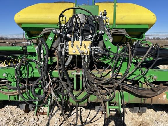 Image of John Deere 1725 equipment image 3