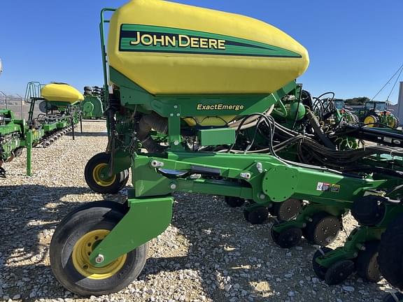 Image of John Deere 1725 equipment image 4