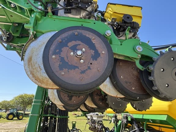 Image of John Deere 1725 equipment image 1