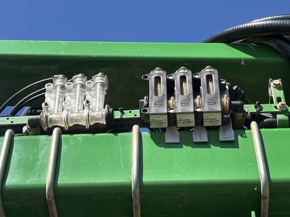 Image of John Deere 1725 equipment image 2