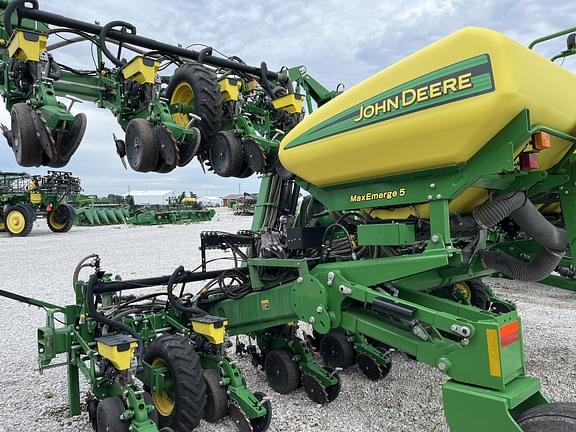 Image of John Deere 1725 equipment image 3