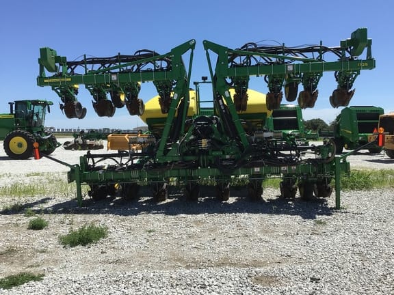 2016 John Deere 1725 Equipment Image0