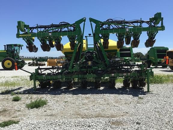 Image of John Deere 1725 Primary image