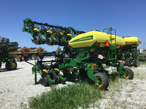 Image of John Deere 1725 equipment image 2