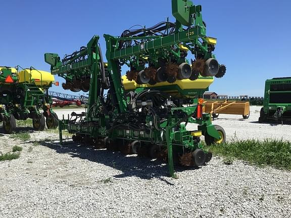 Image of John Deere 1725 equipment image 1