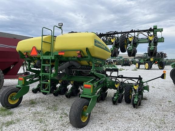 Image of John Deere 1725 equipment image 2