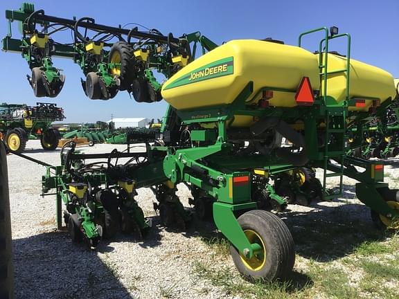 Image of John Deere 1725 equipment image 4