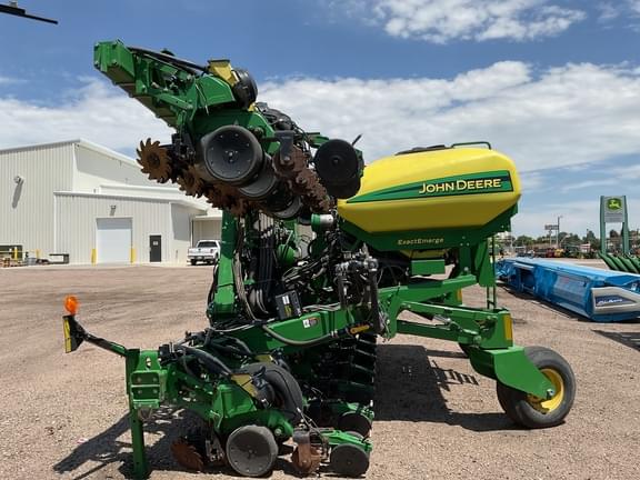 Image of John Deere 1725 equipment image 1