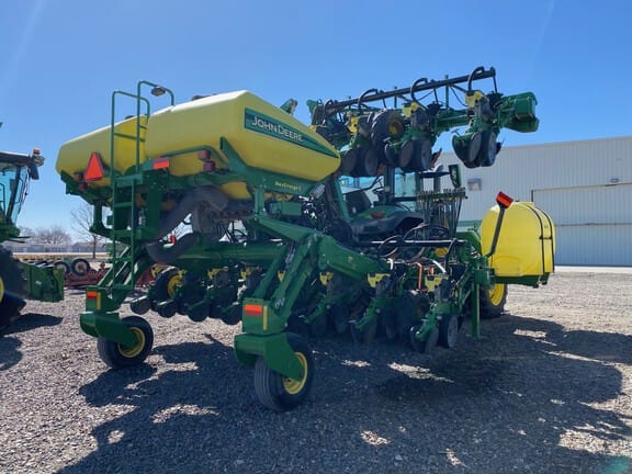 2016 John Deere 1725 Equipment Image0