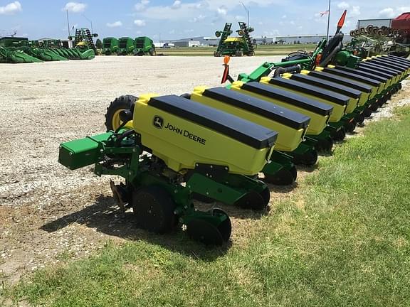 Image of John Deere 1725 equipment image 2