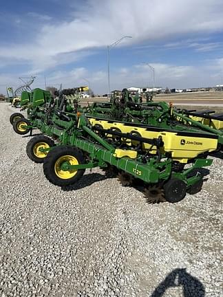 Image of John Deere 1725 equipment image 1