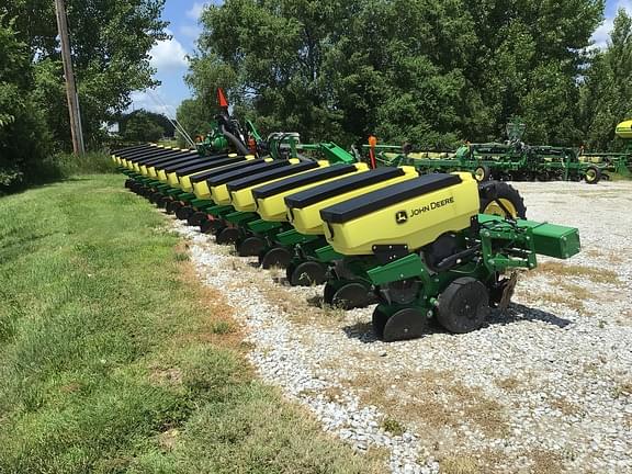 Image of John Deere 1725 equipment image 1