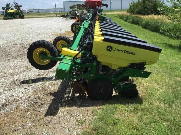 Image of John Deere 1725 equipment image 4