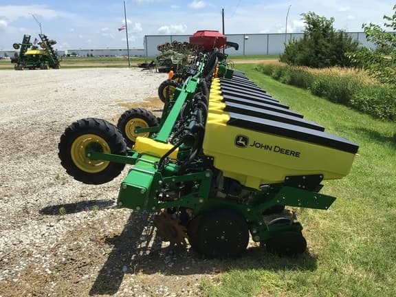 Image of John Deere 1725 equipment image 3