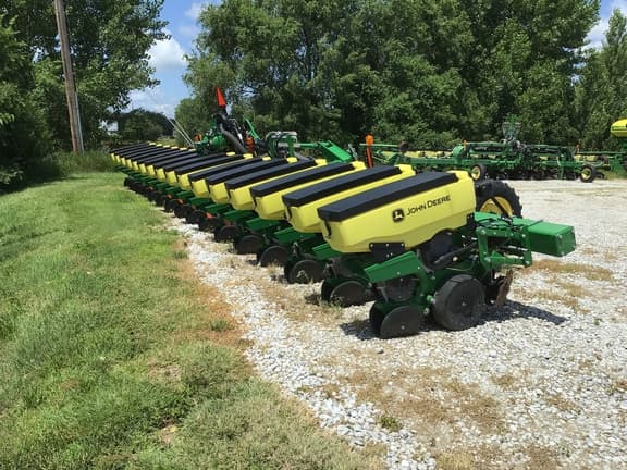 Image of John Deere 1725 equipment image 2