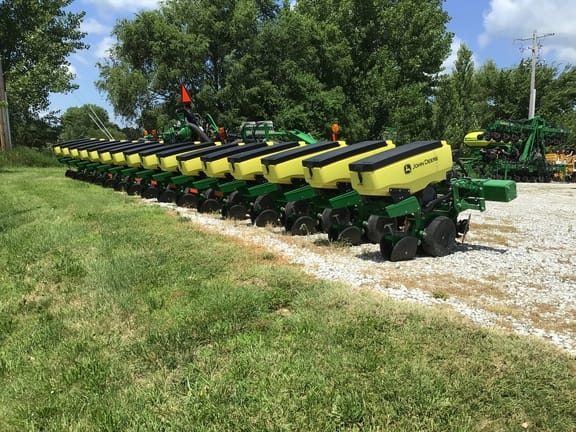 2016 John Deere 1725 Equipment Image0