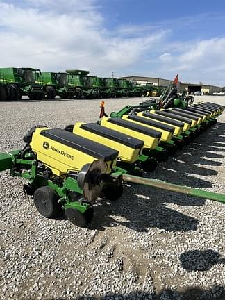 Image of John Deere 1725 equipment image 2