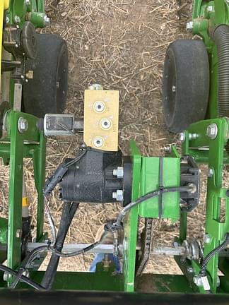 Image of John Deere 1725 equipment image 3