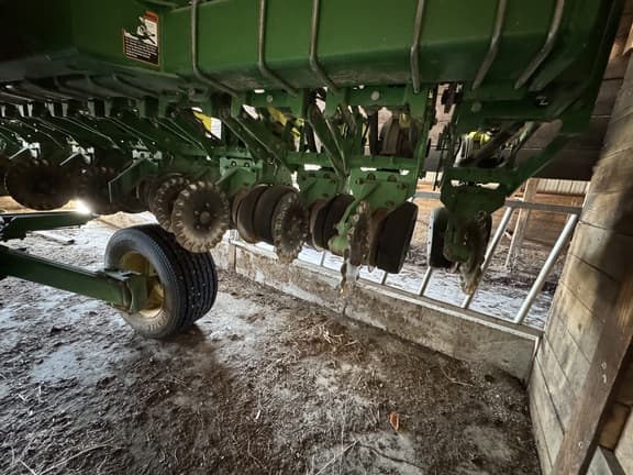 Image of John Deere 1745 equipment image 1