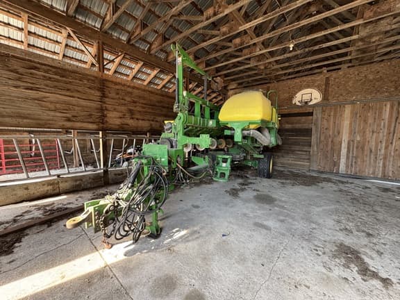 Image of John Deere 1745 equipment image 2
