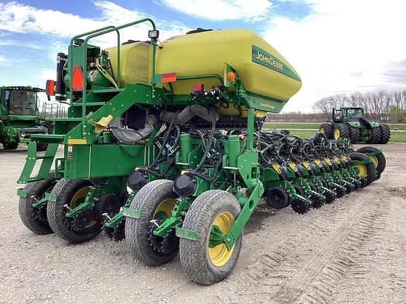 Image of John Deere 1775 equipment image 3