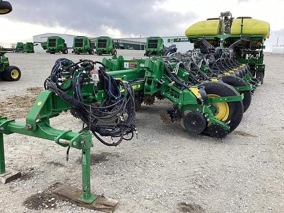 Image of John Deere 1775 equipment image 2