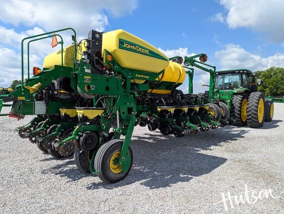 Image of John Deere 1775 equipment image 4