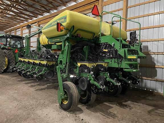 Image of John Deere 1775 equipment image 2