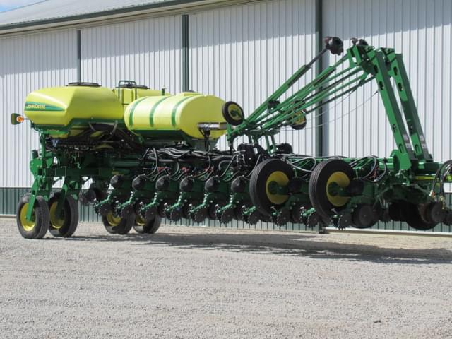 Image of John Deere 1775 equipment image 3